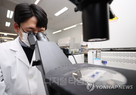 경기 성남시 셀리드 세포유전자치료제GMP센터에서 연구원이 코로나19 백신 개발 관련 연구를 하고 있다. 연합뉴스